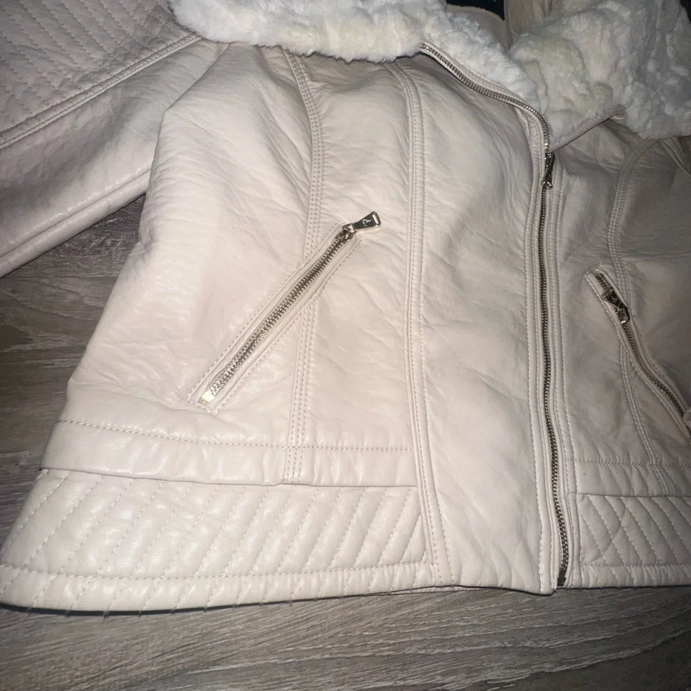 Guess Women's Light Beige Leather Jacket with Faux Fur Collar - Picture 6 of 9